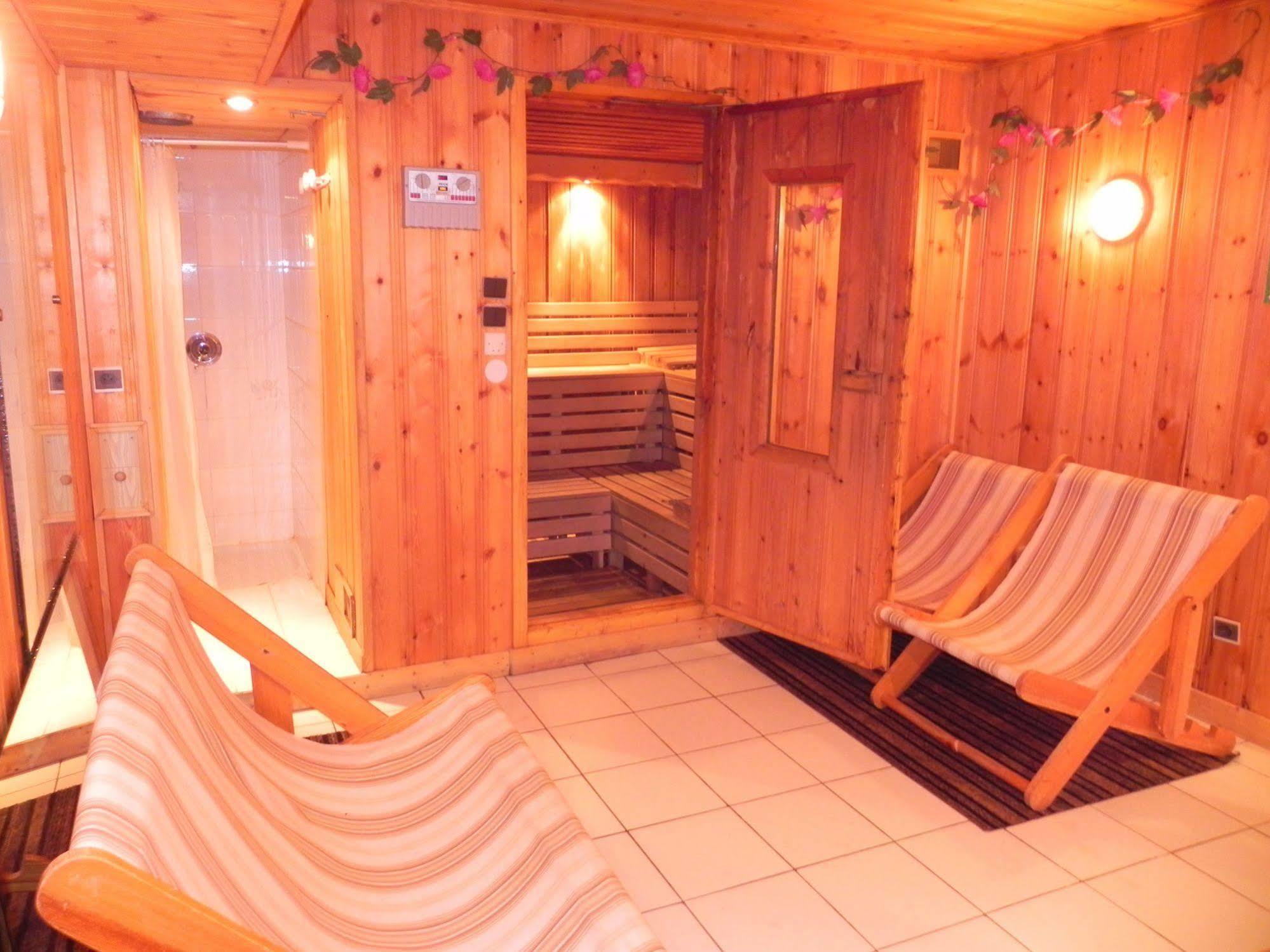 Hôtel Résidence Les Colchiques Le Monêtier-les-Bains Esterno foto